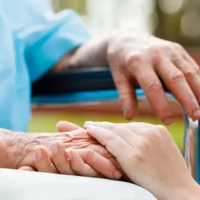 Deuil blanc : comment faire face au déclin d'un proche ?